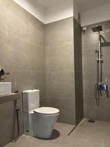 RatmalanaSea Esta Villa Mount Lavania的浴室配有白色卫生间和淋浴。