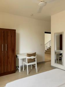 RatmalanaSea Esta Villa Mount Lavania的一间卧室配有桌子、椅子和楼梯