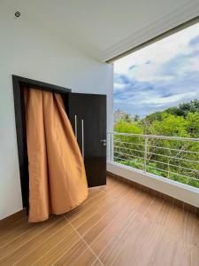 科托努GM IMMO SARL的客房设有带大窗户的阳台。