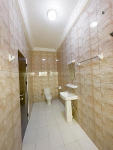 科托努GM IMMO SARL的浴室配有卫生间和水槽。