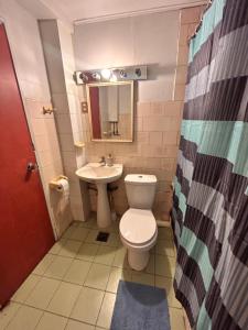 特木科Casa familiar的一间带卫生间和水槽的浴室