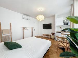 马赛- - Maison ŪMA - Marseille - - Wifi, Mer et Centre的一间白色卧室,配有床和厨房