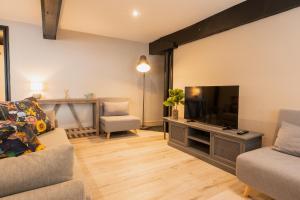 塔文Newly renovated 3 bed Tarvin home -sleeps up to 11的带沙发和电视的客厅