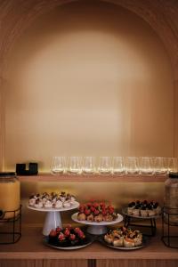 休达德亚Prinsotel La Caleta的一张桌子,上面放着三盘食物和酒杯