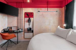 雅典Dave Red Athens, a member of Brown Hotels的卧室配有白色的床和红色天花板