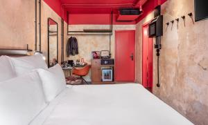 雅典Dave Red Athens, a member of Brown Hotels的卧室设有白色的床和红色的墙壁