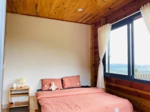 保禄Lam Nguyên Farm Stay的一间卧室设有一张床和一个大窗户