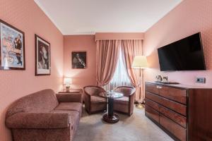米兰Doria Grand Hotel的带沙发和平面电视的客厅