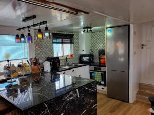 直布罗陀JASMINE CORAL JAY Boutique Boatel Ocean Village的厨房配有台面和冰箱