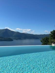 ParzanicaMIA ISOLA with lake view, garden and swimming pool的享有湖景的游泳池