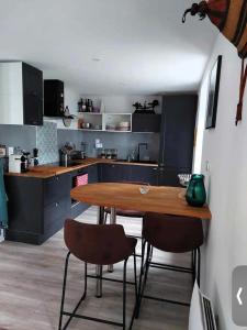 Duplex Cosy 100m2 Terrasse Fouesnant Les Glénan的厨房或小厨房