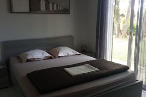 乌尔坦Maison proche centre - 2773的卧室内的一张床铺,设有大窗户
