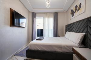 丹吉尔IMMOKA的酒店客房设有床和窗户。