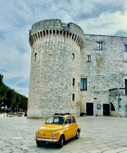 孔韦尔萨诺A Casa di Luca的停在城堡前的黄色汽车