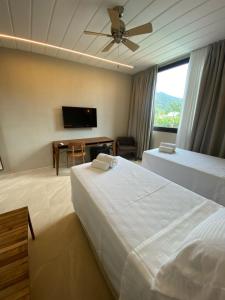 朱奎Pousada Yamandu的一间卧室配有两张床和一台平面电视