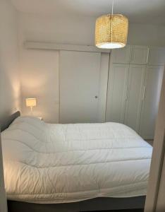 安科纳Civico 45的卧室内的一张白色床,配有灯具