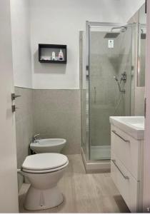 安科纳Civico 45的浴室配有卫生间、淋浴和盥洗盆。