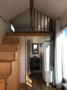 Boissy-sur-DamvilleTiny house à la ferme près Paris et center parcs.的一间小房间,在一个小房子里配有双层床