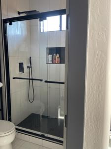 嘉年Guesthouse/Casita Goodyear的带淋浴、卫生间和窗户的浴室