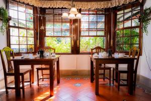 拉拉古纳艾索梅达德伽托酒店的带窗户的客房内配有2张桌子和椅子