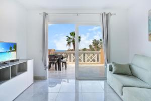 阿德耶Luxury Romantic Ocean View的客厅设有滑动玻璃门,可通往庭院