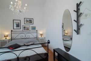 法扎纳Hotel Villa Vera 2的一间卧室配有两张床和镜子