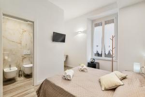 斯培西亚5Terre dei Poeti Plus的一间白色卧室,配有床和一间浴室
