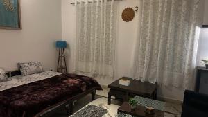 瓜廖尔Stay with Abhishek的一间卧室配有床和带窗帘的窗户