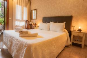 拉拉古纳艾索梅达德伽托酒店的一间卧室配有一张床,上面有两条毛巾