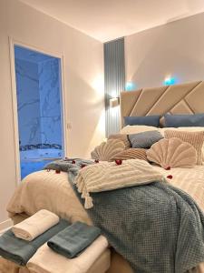 La Celle-Saint-CloudLuxueux Appartement Jacuzzi proche de Paris的一间卧室设有两张床和窗户。