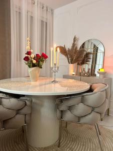 La Celle-Saint-CloudLuxueux Appartement Jacuzzi proche de Paris的一间带桌椅和镜子的用餐室