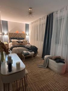 La Celle-Saint-CloudLuxueux Appartement Jacuzzi proche de Paris的卧室配有一张床和一张桌子