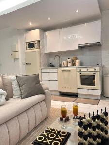La Celle-Saint-CloudLuxueux Appartement Jacuzzi proche de Paris的带沙发的客厅和厨房