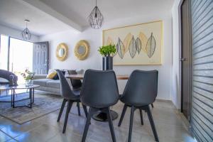 圣路易斯波托西Acogedora casa llena de vida的客厅配有桌椅