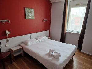 瓦尔瑟里恩河畔贝勒加尔德埃尔芒斯酒店的一间卧室,配有一张带两个泰迪熊的床