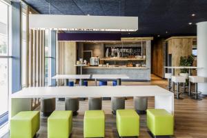 伯尔尼伯尔尼博览会宜必思快捷酒店的一间设有白色桌子和绿色椅子的用餐室