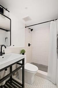 布鲁克林Cozy, Large and Fully Furnished - Near the L Train的白色的浴室设有卫生间和水槽。