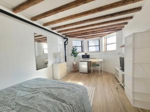 布鲁克林Cozy, Large and Fully Furnished - Near the L Train的一间卧室配有一张床和一张带电脑的书桌