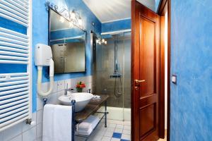 诺托卡里克罗乡间度假村的蓝色的浴室设有水槽和淋浴