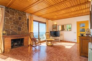 皮内达德马尔HomeHolidaysRentals Malvina的客厅设有壁炉和电视。