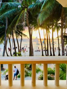 长滩岛LA FIESTA RESORT的阳台享有棕榈树海滩的美景。