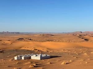 梅尔祖卡Berber Palace Merzouga的沙漠中一座废弃的建筑