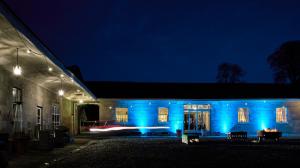 OldcastleLoughcrew Courtyard House的一座晚上有蓝色灯光的建筑