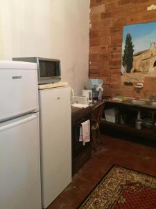 GauriacLe chez nous的厨房配有白色冰箱和桌子