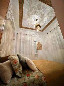 圣佩德罗-德尔皮纳塔尔Casa Riad Amor Marrakech en Lo Pagan的一间卧室设有一张床,天花板设有