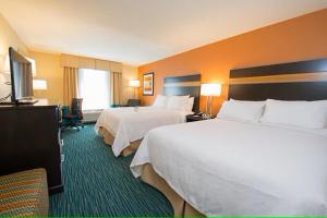 俾斯麦俾斯麦戴斯酒店的酒店客房设有两张床和一台平面电视。
