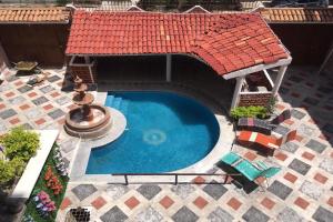 巴亚尔塔港OYO Hotel Brisas Del Pacífico的享有游泳池的顶部景色,设有红色屋顶