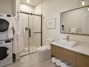 梅戈格Hôtel - Expérience - Quartier Des Marinas的浴室配有盥洗池、卫生间和洗衣机。