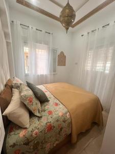 圣佩德罗-德尔皮纳塔尔Casa Riad Amor Marrakech en Lo Pagan的一间卧室配有带枕头的床