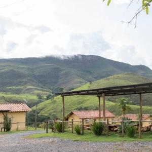 圣罗克迪米纳斯Refúgio Pé da Serra - Chalés的山景农场与建筑